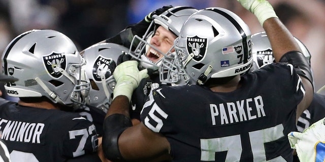 Las Vegas Raiders kicker Daniel Carlson, センター, celebrates after kicking the game-winning field goal against the Los Angeles Chargers during overtime of an NFL football game, 日曜日, 1月. 9, 2022, ラスベガスで.