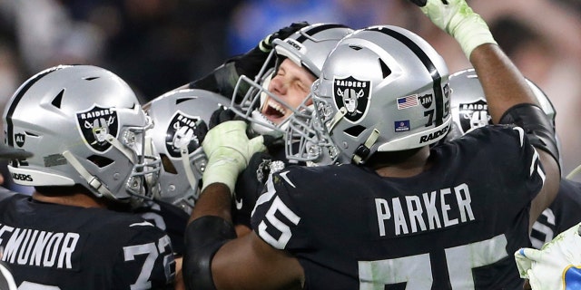 Las Vegas Raiders kicker Daniel Carlson, centrar, celebrates after kicking the game-winning field goal against the Los Angeles Chargers during overtime of an NFL football game, domingo, ene. 9, 2022, en las vegas.