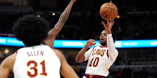 Cleveland Cavaliers' Darius Garland (10) passes to Jarrett Allen during the first half of the team's NBA basketball game against the Chicago Bulls on Wednesday, 一月. 19, 2022, 在芝加哥.