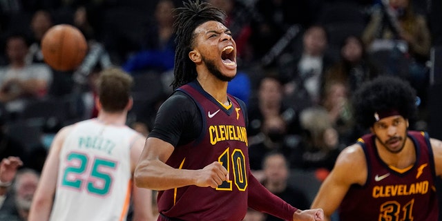 Cleveland Cavaliers guard Darius Garland (10) reacts after scoring against the San Antonio Spurs during the second half of an NBA basketball game, 金曜日, 1月. 14, 2022, in San Antonio.