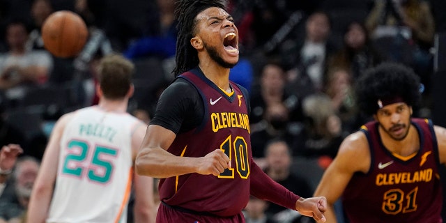 Cleveland Cavaliers guard Darius Garland (10) reacts after scoring against the San Antonio Spurs during the second half of an NBA basketball game, 星期五, 一月. 14, 2022, in San Antonio.