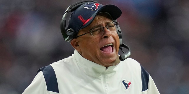 El entrenador en jefe de los Houston Texans, David Culley, desafía una llamada durante la primera mitad de un partido de fútbol americano de la NFL contra los Tennessee Titans, el domingo 9 de enero de 2022, en Houston.