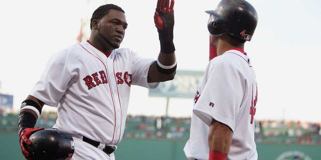 BOSTON - OKTOBER 8: First baseman David Ortiz #34 of the Boston Red Sox celebrates with a teammate during the American League Division Series with the Anaheim Angels, Spel 3 op Oktober 8, 2004 at Fenway Park in Boston, Massachusetts. (Photo by Al Bello/Getty Images)