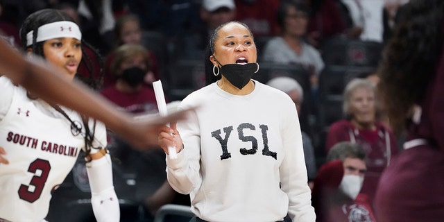 South Carolina head coach Dawn Staley communicates with players during the second half of an NCAA college basketball game against Mississippi State Sunday, 一月. 2, 2022, in Columbia, 南卡. South Carolina won 80-68.