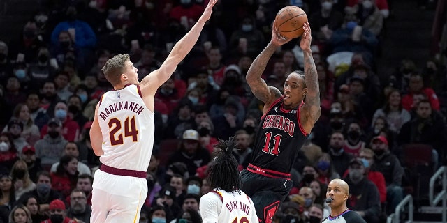 Chicago Bulls' DeMar DeRozan (11) passes under pressure from Cleveland Cavaliers' Lauri Markkanen (24) as Darius Garland (10) also defends during the first half of an NBA basketball game Wednesday, 1 월. 19, 2022, 시카고에서.