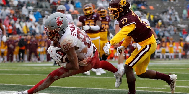 Washington State wide receiver De'Zhaun Stribling (88) catches a pass in the end zone to score a touchdown as he's defended by Central Michigan defensive back Rolliann Sturkey (37) during the second half of the Sun Bowl in El Paso, Texas, Friday, Dec. 31, 2021.