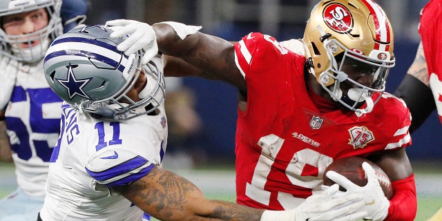 miqueas parsons #11 of the Dallas Cowboys attempts to tackle Deebo Samuel #19 of the San Francisco 49ers during the fourth quarter in the NFC Wild Card Playoff game at AT&amperio;T Stadium en enero 16, 2022 en Arlington, Texas.