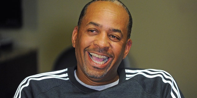 Former National Basketball Association player Dell Curry talks about his son, Golden State Warriors player Stephen Curry, during an interview in the Golden State Warriors training facility players' lounge in Oakland, 칼리프., 금요일에, 씨족. 20, 2013.