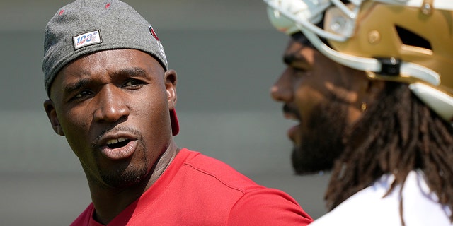 Defensive Coordinator DeMeco Ryans of the San Francisco 49ers talks with linebacker Fred Warner #54 during training camp at SAP Performance Facility on July 31, 2021 산타클라라에서, 캘리포니아. 