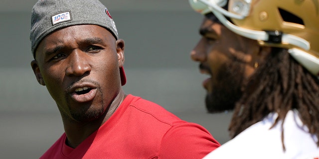 El coordinador defensivo de los San Francisco 49ers, DeMeco Ryans, habla con el apoyador Fred Warner durante el campamento de entrenamiento el 31 de julio de 2021 en Santa Clara, California.