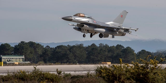 파일: Danish Air Force F-16 takes off in Monte Real Air Force Base during Real Thaw 2018 exercise on February 06, 2018 in Monte Real, 포르투갈. (Photo by Horacio Villalobos - 게티 이미지를 통한 Corbis/Corbis)