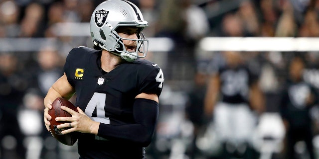 Quarterback Derek Carr of the Las Vegas Raiders scrambles under pressure from the Los Angeles Chargers defense during a game at Allegiant Stadium Jan. 9, 2022, 라스 베이거스.