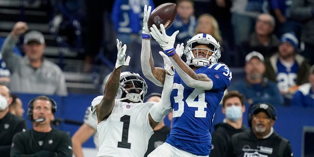 Indianapolis Colts cornerback Isaiah Rodgers (34) intercepts a pass intended for Las Vegas Raiders wide receiver DeSean Jackson (1) during the first half of an NFL football game, 일요일, 1 월. 2, 2022, 인디애나 폴리스.