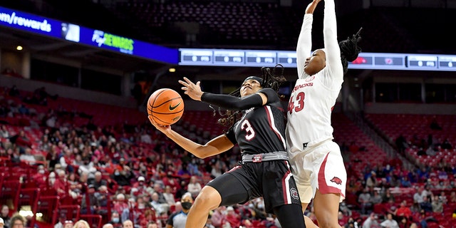 South Carolina guard Destanni Henderson (3) drives past Arkansas guard Makayla Daniels (43) to score during the first half of an NCAA college basketball game Sunday, 1月. 16, 2022, in Fayetteville, Ark. 