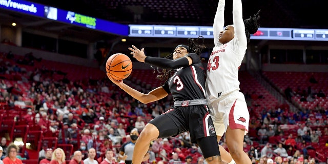South Carolina guard Destanni Henderson (3) drives past Arkansas guard Makayla Daniels (43) to score during the first half of an NCAA college basketball game Sunday, 1 월. 16, 2022, in Fayetteville, 방주.