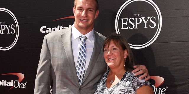 NFL player Rob Gronkowski with mother Diane Gronkowski attends The 2015 ESPYS at Microsoft Theater on July 15, 2015, in Los Angeles, Kalifornië.