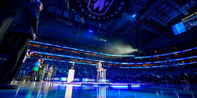 Jan 5, 2022; Dallas, Texas, Stati Uniti d'America; Former Dallas Mavericks player Dirk Nowitzki speaks to the fans as he has his number 41 jersey retired after the game between the Dallas Mavericks and the Golden State Warriors at the American Airlines Center.