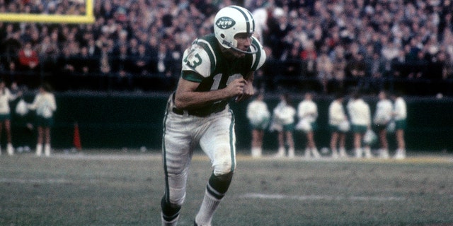 돈 메이너드  #13 of the New York Jets runs a pass rout against the Buffalo Bills during and NFL football game at Shea Stadium circa 1967 in the Queens borough of New York City. Maynard played for the Jets from 1960-72.