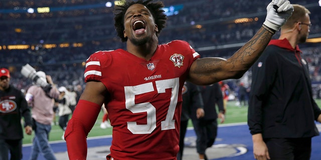 San Francisco 49ers outside linebacker Dre Greenlaw (57) celebrates after the 49ers defeated the Dallas Cowboys in an NFL wild-card playoff football game in Arlington, Texas, domingo, ene. 16, 2022.
