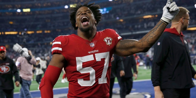 San Francisco 49ers outside linebacker Dre Greenlaw (57) celebrates after the 49ers defeated the Dallas Cowboys in an NFL wild-card playoff football game in Arlington, Texas, Domenica, Jan. 16, 2022.