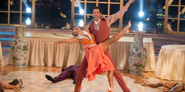 Drew, who competed on ‘Dancing with the Stars’ season 25, danced alongside his twin Jonathan for the playful social media clip.