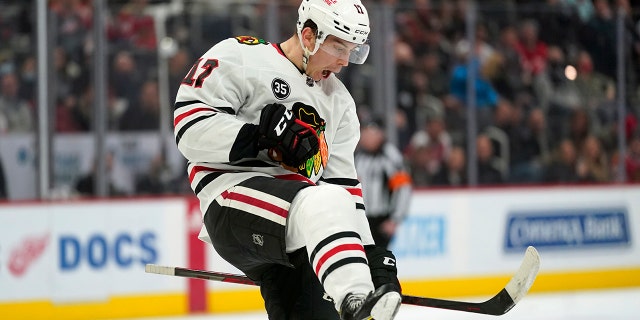 Chicago Blackhawks center Dylan Strome (17) celebrates his goal against the Detroit Red Wings in the first period of an NHL hockey game Wednesday, ene. 26, 2022, en Detroit.