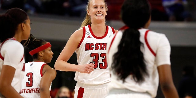 North Carolina State's Elissa Cunane (33) celebrates an early basket against Duke during the first half of an NCAA college basketball game, 일요일, 1 월. 16, 2022, in Raleigh, 체크 안함.