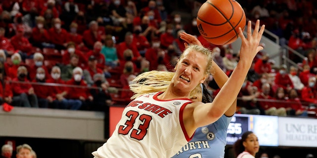 North Carolina State's Elissa Cunane (33) grabs a rebound in front of North Carolina's Kennedy Todd-Williams (3) gedurende die eerste helfte van 'n NCAA kollege basketbal wedstryd, Donderdag, Jan.. 6, 2022, in Raleigh, N.C.
