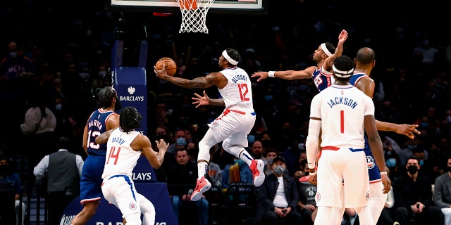 Los Angeles Clippers guard Eric Bledsoe (12) shoots against the Brooklyn Nets during the first half of an NBA basketball game Saturday, ene. 1, 2022, en Nueva York.