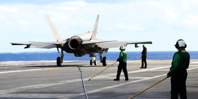 Jet siluman F-35C duduk di dek USS Carl Vinson di Pasifik Barat, selatan Jepang.