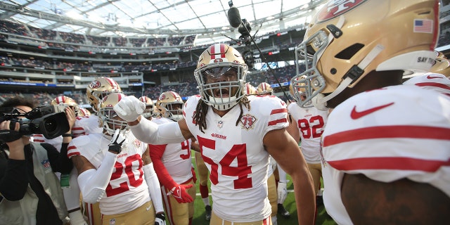 Fred Warner (54) of the San Francisco 49ers fires up the team on the field before the game against the Los Angeles Rams at SoFi Stadium on Jan. 9, 2022, visita el banquillo antes de un partido contra los Denver Broncos en Empower Field en Mile High Nov, California. The 49ers defeated the Rams 27-24.