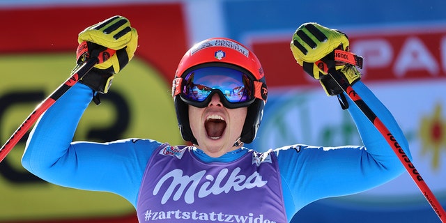 L'Italienne Federica Brignone célèbre dans la zone d'arrivée après avoir terminé une course de ski alpin, super-G de la Coupe du monde féminine à Zauchensee, en Autriche, le dimanche 16 janvier 2022.