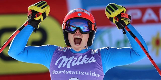 Italy's Federica Brignone celebrates at finish area after completing an alpine ski, women's World Cup super-G race in Zauchensee, Oostenryk, Sondag, Jan.. 16, 2022.