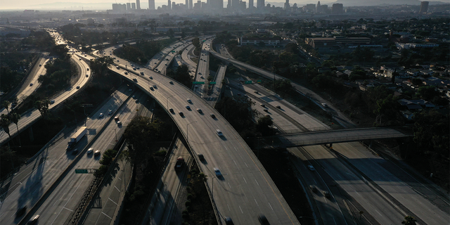 Una vista aérea muestra el horizonte de Los Ángeles y el tráfico en el complejo East Los Angeles Interchange, el intercambio de autopistas más transitado del mundo, Los Ángeles, California, EE. UU., 10 de agosto de 2021.