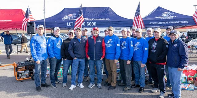 Los bomberos de la ciudad de Nueva York entregaron regalos de Navidad después del devastador tornado de Mayfield, Kentucky. 