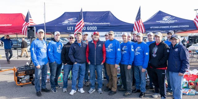 Los bomberos de la ciudad de Nueva York entregaron regalos de Navidad después del devastador tornado de Mayfield, Kentucky.