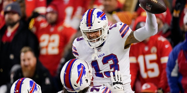 Buffalo Bills wide receiver Gabriel Davis (13) celebrates with teammate Jon Feliciano after catching a 75-yard touchdown pass during the second half of an NFL divisional round playoff football game against the Kansas City Chiefs, 일요일, 1 월. 23, 2022, 캔자스시티에서, 모.