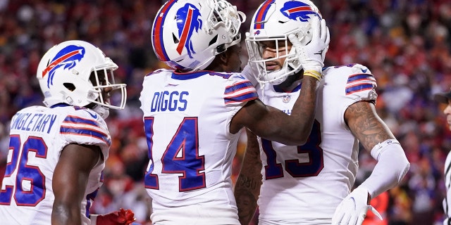 Szeroki odbiornik Buffalo Bills Gabriel Davis (13) świętuje z kolegą z drużyny Stefonem Diggsem (14) po zdobyciu podania na przyłożenie na 19 jardów podczas drugiej połowy meczu play-off rundy dywizji NFL przeciwko Kansas City Chiefs, niedziela, styczeń.  23, 2022, w Kansas City w stanie Missouri.