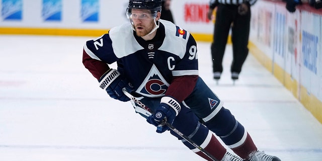 Colorado Avalanche left wing Gabriel Landeskog (92) skates against the Winnipeg Jets during the third period of an NHL hockey game Thursday, 1月. 6, 2022, デンバーで.
