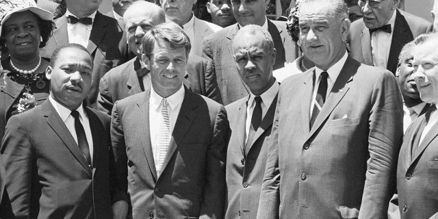 В этот исторический день, 5 июня 1968 года, кандидат в президенты Роберт Ф. Кеннеди был застрелен в Лос-Анджелесе. 4 Роберт Ф. Кеннеди и Мартин Лютер Кинг-младший.