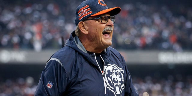 El ex jugador de los Chicago Bears, Dick Butkus, aplaude antes del partido de eliminatoria de comodines de la NFC contra los Philadelphia Eagles en el Soldier Field en enero. 06, 2019 en Chicago, Illinois.
