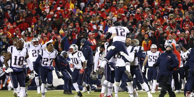 Tom Brady and the New England Patriots celebrate after defeating the Chiefs, 37-31, during the AFC Championship Game on Jan. 20, 2019, Joe Burrow de los Cincinnati Bengals sale del campo después de una victoria sobre los Baltimore Ravens en el Paul Brown Stadium Dec, Misuri.