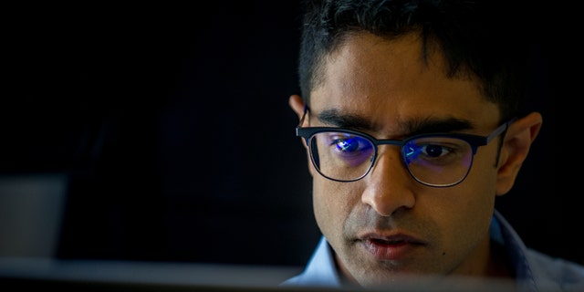 Saikat Chakrabarti, ehemalige Stabschefin der Abgeordneten Alexandria Ocasio-Cortez, D-NY, arbeitet am 26. Juni 2019 in ihrem Büro im Bürogebäude Cannon House in Washington, DC.
