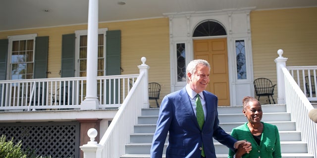 NEW YORK, NY - SEPTEMBER 20: New York City Mayor Bill de Blasio arrives with his wife Chirlane McCray to a press conference in front of Gracie Mansion on September 20, 2019 in New York City. De Blasio announced his decision to drop out of the 2020 U.S. presidential race. (Photo by Yana Paskova/Getty Images)