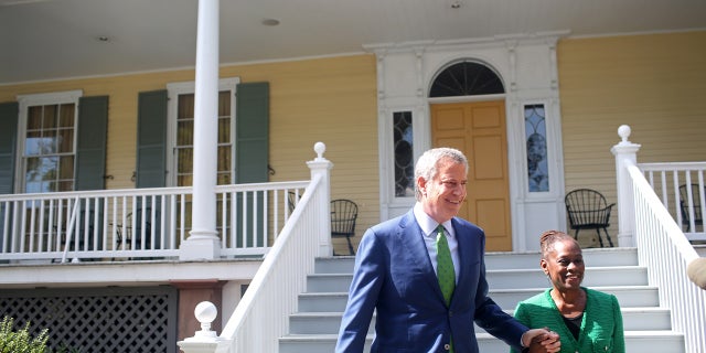 NUEVA YORK, NUEVO - SEPTIEMBRE 20: New York City Mayor Bill de Blasio arrives with his wife Chirlane McCray to a press conference in front of Gracie Mansion on September 20, 2019 En nueva york. De Blasio announced his decision to drop out of the 2020 NOSOTROS. presidential race. (Photo by Yana Paskova/Getty Images)