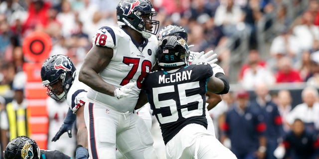 Laremy Tunsil #78 of the Houston Texans blocks Lerentee McCray #55 of the Jacksonville Jaguars in the fourth quarter at NRG Stadium on September 15, 2019 휴스턴, 텍사스.