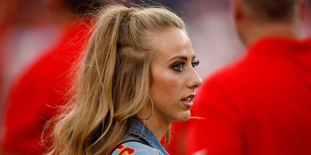Brittany Matthews, entonces novia del mariscal de campo de los Kansas City Chiefs, Patrick Mahomes, mira antes de un partido contra los Denver Broncos en Empower Field en Mile High el 17 de octubre de 2019 en Denver.