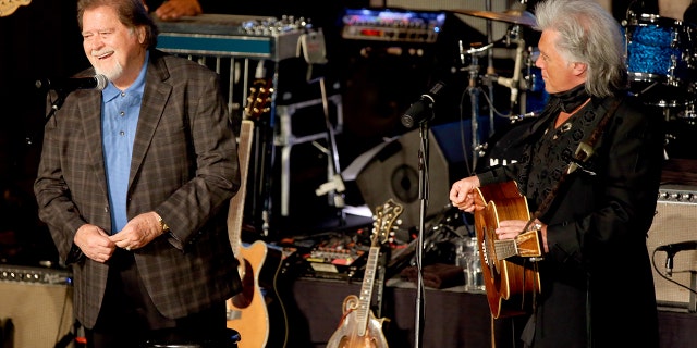 Dallas Fraser, a sinistra, e Marty Stewart si esibiscono a "canzoni che raccontano una storia," La terza di tre esibizioni di artisti in residenza per Marty Stewart alla Country Music Hall of Fame and Museum il 25 settembre 2019 a Nashville, nel Tennessee.  (Getty Images)