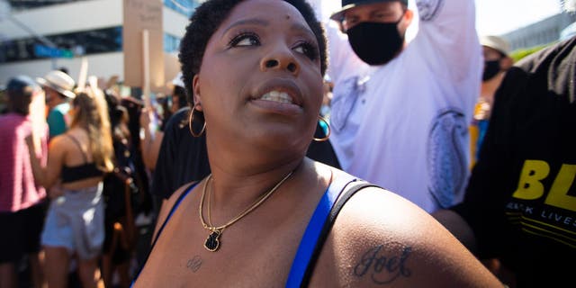 Patrisse Cullors是Black Lives Matter运动的三位联合创始人之一。她参加了2020年6月7日星期日在加利福尼亚州好莱坞举行的和平游行。（Francine Orr/Los Angeles Times via Getty Images）