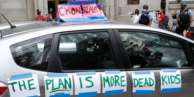 A protester's car displays the message "The Plan is More Dead Kids" during the Occupy City Hall Protest and Car Caravan hosted by Chicago Teachers Union in Chicago, Illinois, on Aug. 3, 2020. (KAMIL KRZACZYNSKI / AFP)